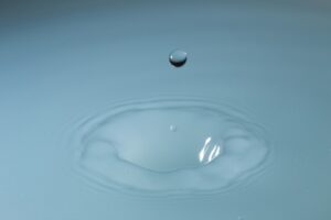 落ちる水滴の写真