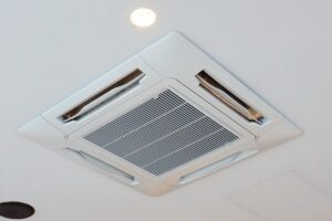 天井埋め込み型エアコンの画像